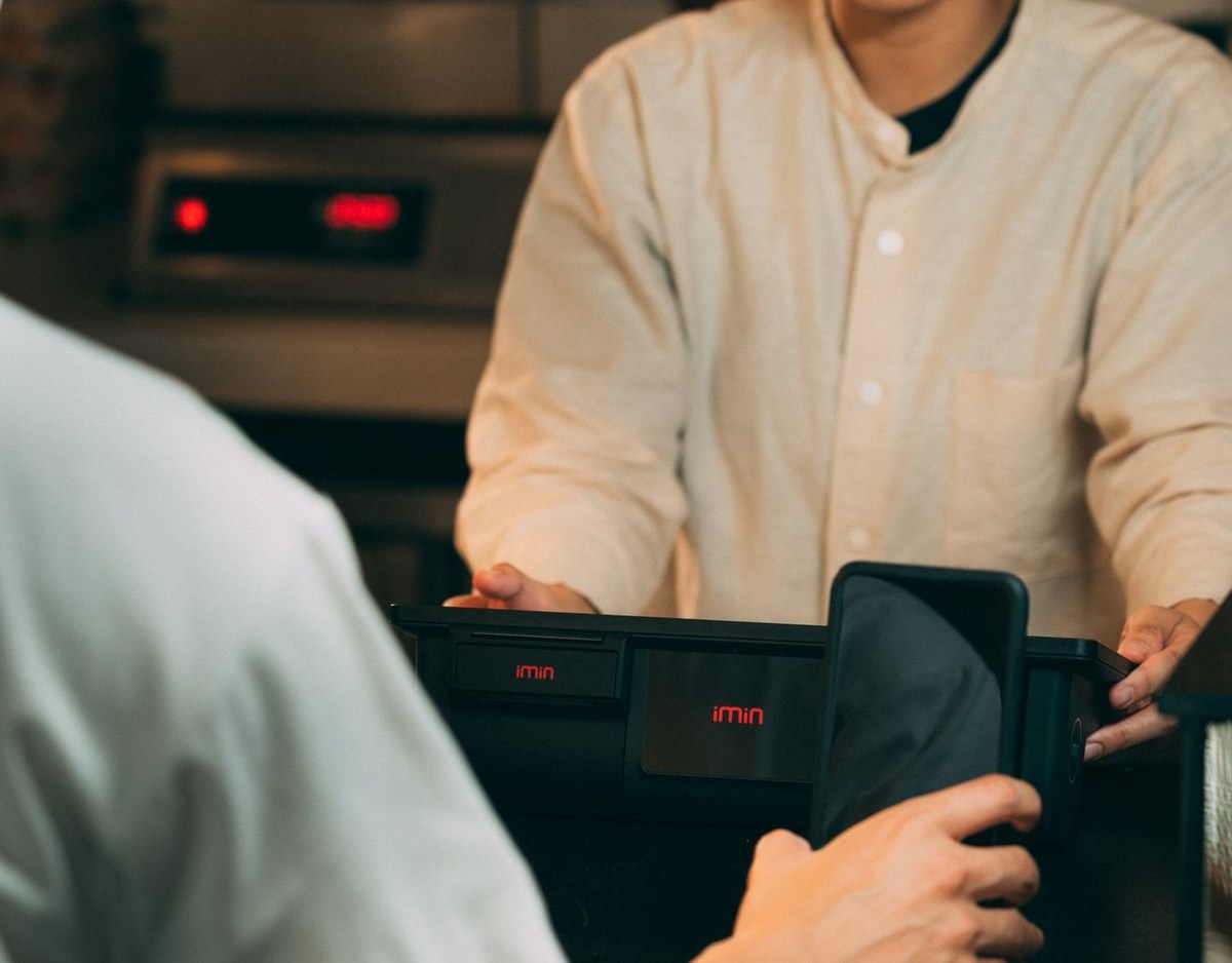 Connected retail payment service
